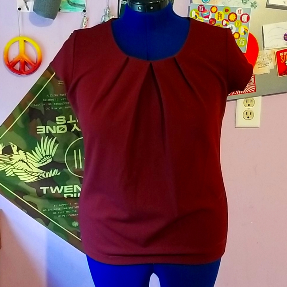Liz claiborne top maroon